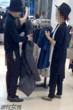 今ドキの丸眼鏡にオシャレな山田涼介（左）と母親（右）は店内でも目立っていた（'15年）