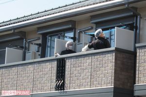 照井さん宅のベランダを調べる捜査員＝4日