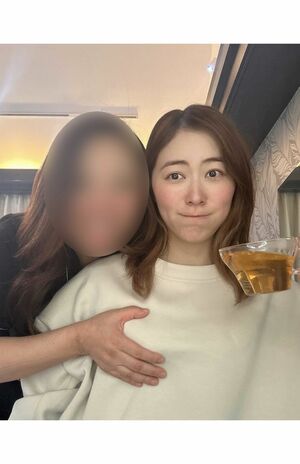 女性エステティシャンに胸を鷲掴みにされる松井珠理奈（エステティシャンのインスタグラムより）