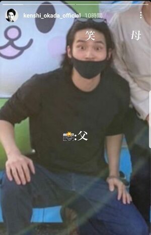 岡田健史のインスタグラムのストーリーは定期的にアップ。11月下旬に投稿された写真（上）でロン毛。