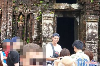 「ミーソン遺跡」を背景に写真撮影をする東出