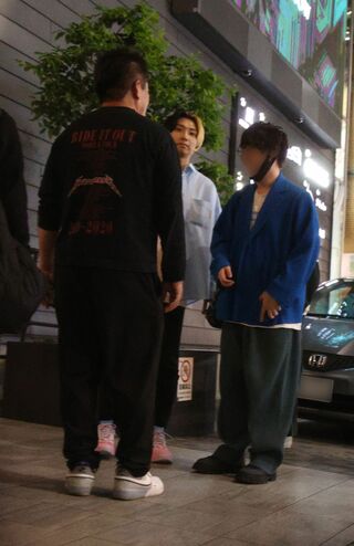 遅れてやってきたホリエモンに会場の外で挨拶をするヒカル（参加者提供）