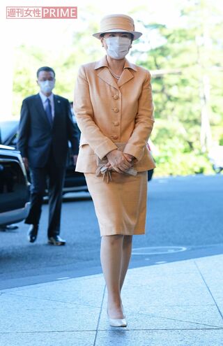 「きれいなシャーベット・オレンジに襟の空き具合と二連のパールネックレスの見え方もナイスバランスです。薄く淡い色のバッグとシューズのアンサンブルも素敵です」（日置さん） 学制150年記念式典（9月5日）