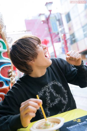 中は熱々！（笑）　でも、このおいしさぜひみなさんにも味わってもらいたい！　撮影／矢島泰輔