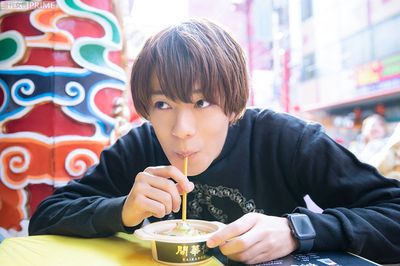 僕がいただいたのは、『ふかひれあんかけ大籠包』。ストローで肉汁を飲むなんて、初めての体験　撮影／矢島泰輔