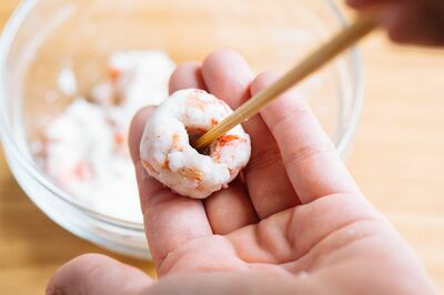 ひと口大に丸め、箸などで真ん中に穴をあける