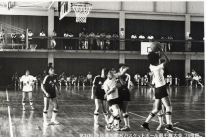 陸上部から種目変更し、高校2年生のときには、全国高等学校バスケットボール選手権大会に出場（中央の白いユニフォームが本人）