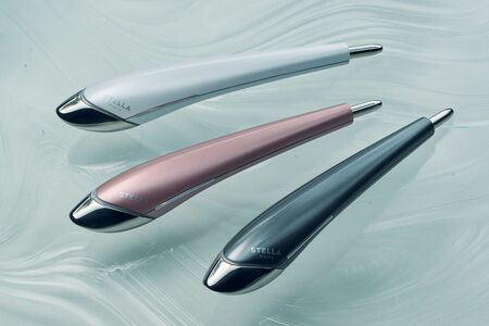 顔のコリをほぐしEMSで引き上げもできる。ビューティーフェイススティック2.0 38000円／ステラボーテ　※画像をクリックするとAmazonの商品ページにジャンプします。