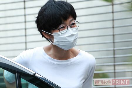 直撃取材を受ける有働由美子