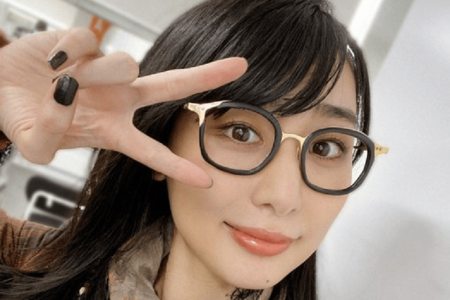 メガネ担当：ハシヤスメ・アツコ（写真／グループ、メンバーSNSより）