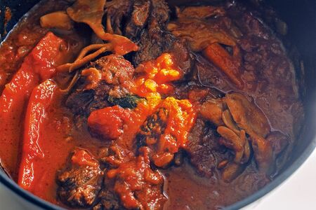 牛スネ肉のトマト煮　撮影／砂原文
