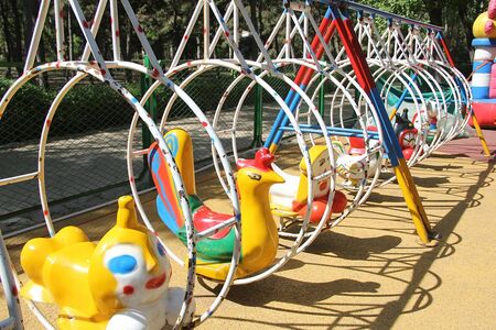 色の塗り分けが雑なアンパンマン遊具が並ぶ（撮影／関上武司）