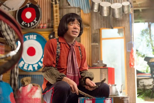 ビートルズの来日公演が発表されると、うれしくてたまらない宗男は、物置を改造して作った“秘密基地”にて情報収集。いてもたってもいられなくなり、ついに奥茨城村を飛び出す。(c)NHK