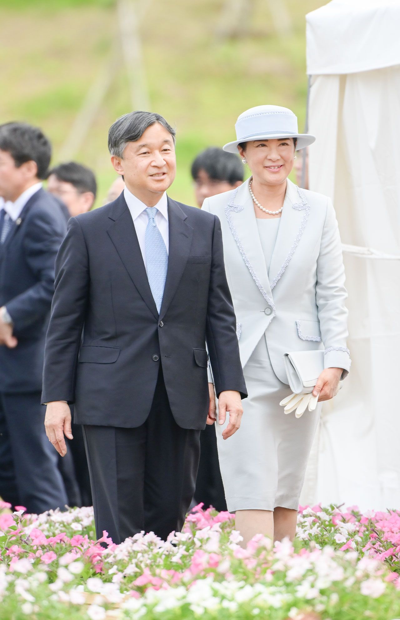 高田松原津波復興祈念公園での『第73回全国植樹祭』へ向かわれるおふたり。雅子さまは淡い水色のスーツに帽子をかぶられて　撮影／JMPA