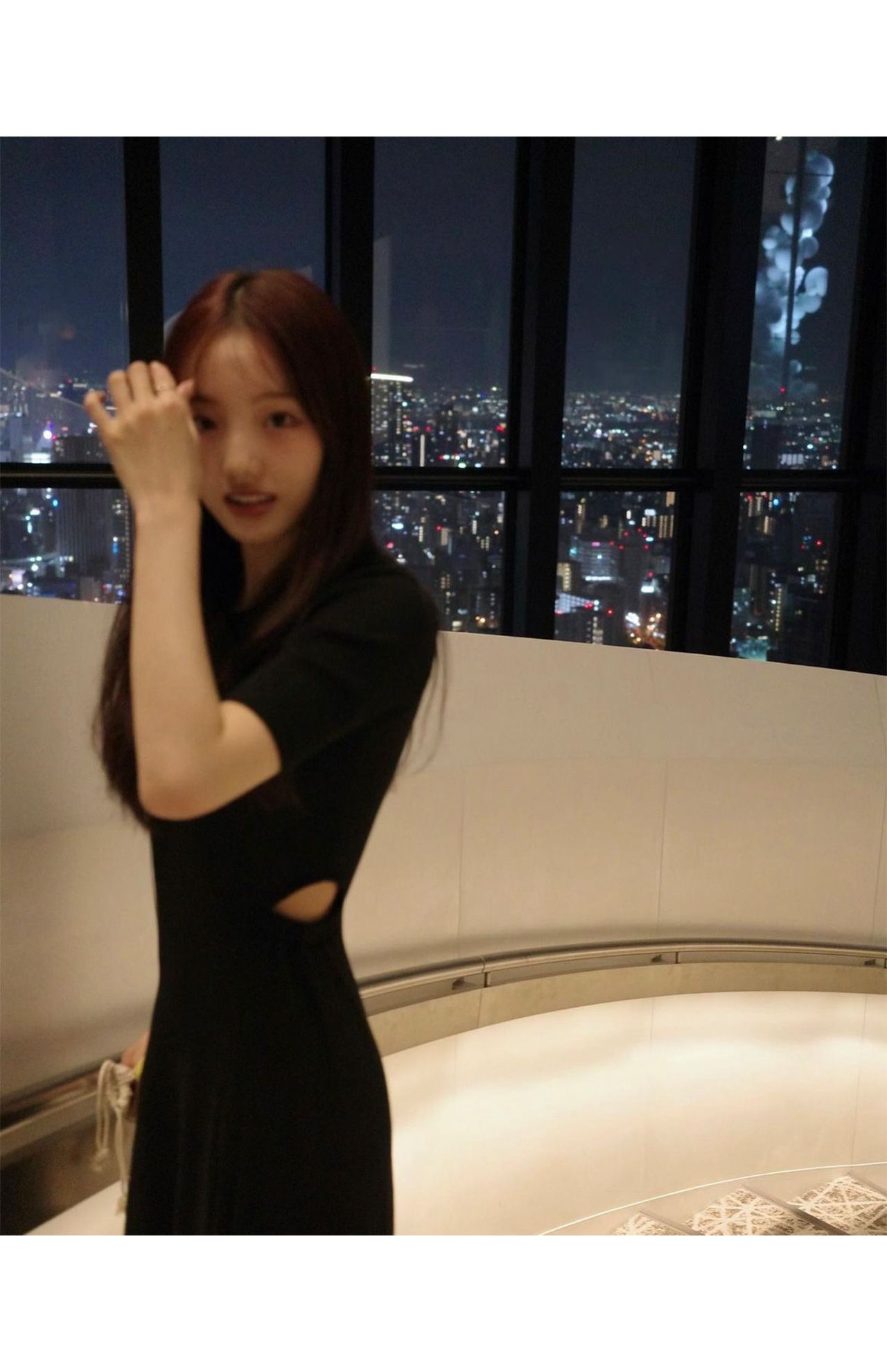 脇腹に穴のあいた黒いワンピース姿の本田真凜（公式インスタグラムより）