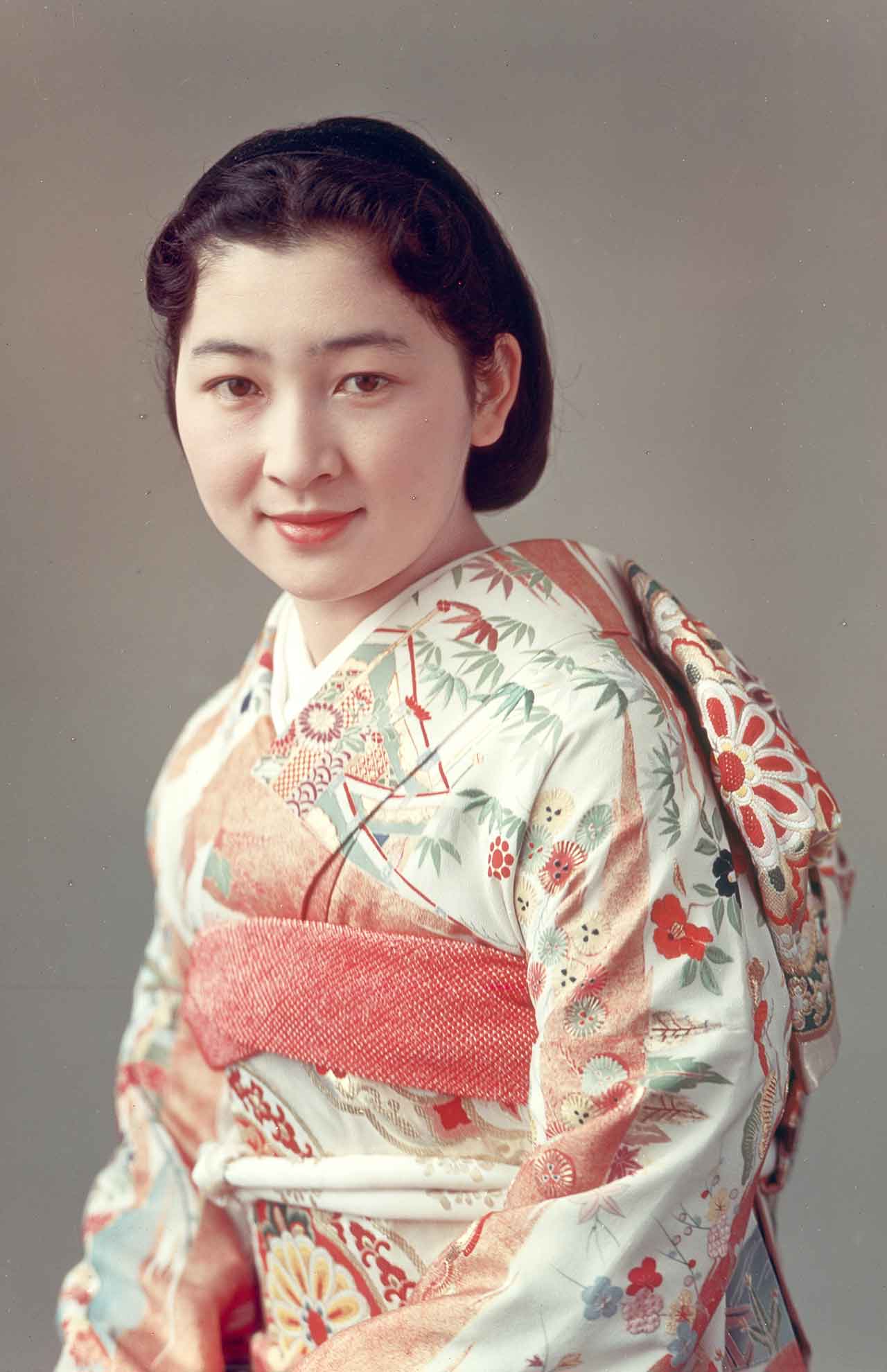 	'59年1月、陛下との結納にあたる『納采の儀』で着物をお召しに。史上初の民間出身妃に世間が沸いて『ミッチー・ブーム』が起きた