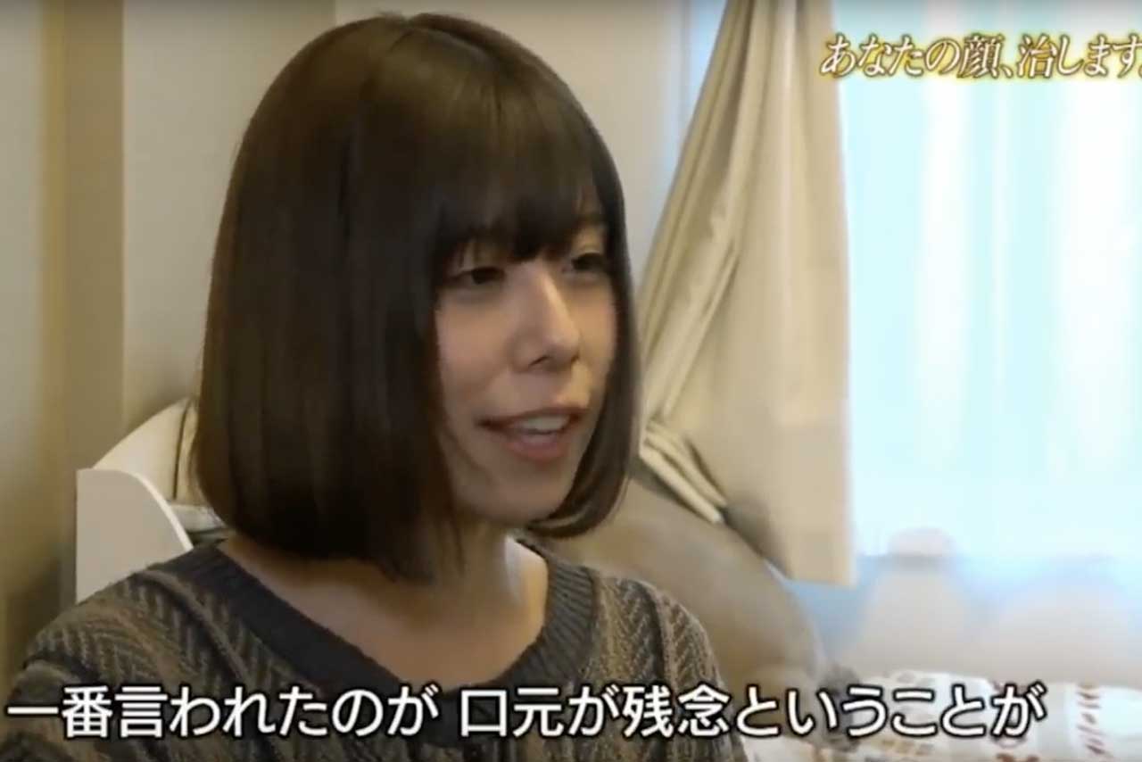 コンプレックスの口元を隠すクセがあったという（『ザ・ノンフィクション』より）