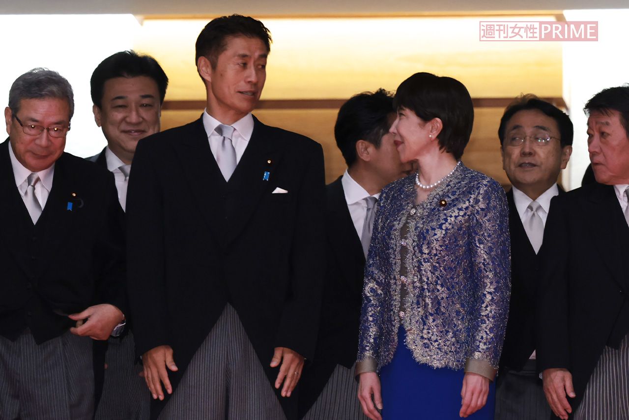 第2次高市改造内閣で復興大臣に任命された細野豪志氏と見つめ合う高市早苗首相