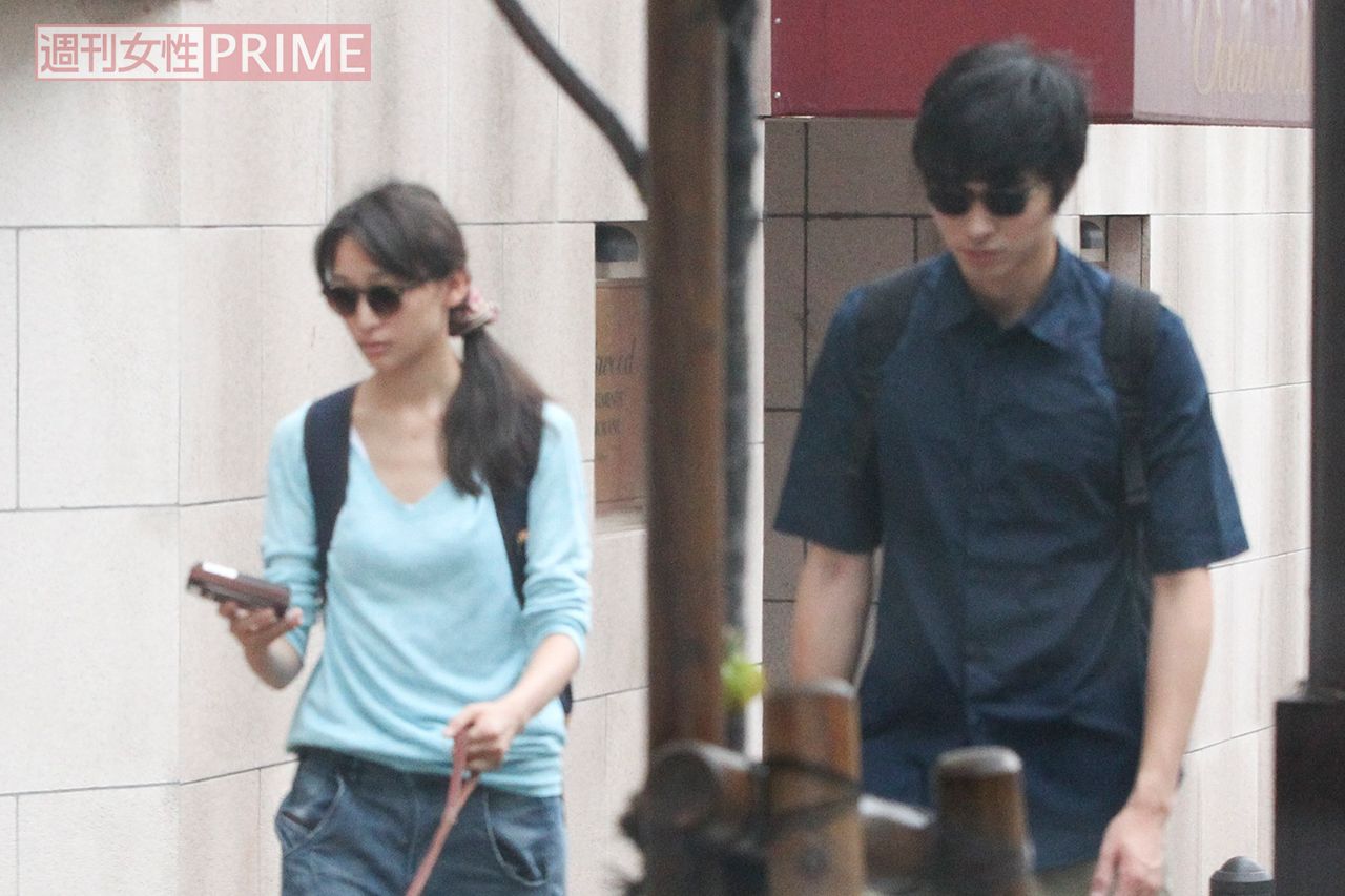 熱愛発覚後の'14年6月にデートする杏と東出。この半年後にゴールイン