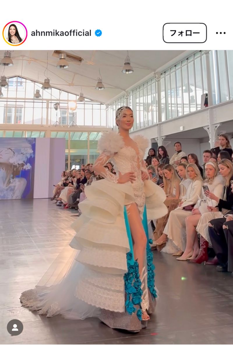 ショーのランウェイを歩くアンミカ（本人のインスタグラムより）
