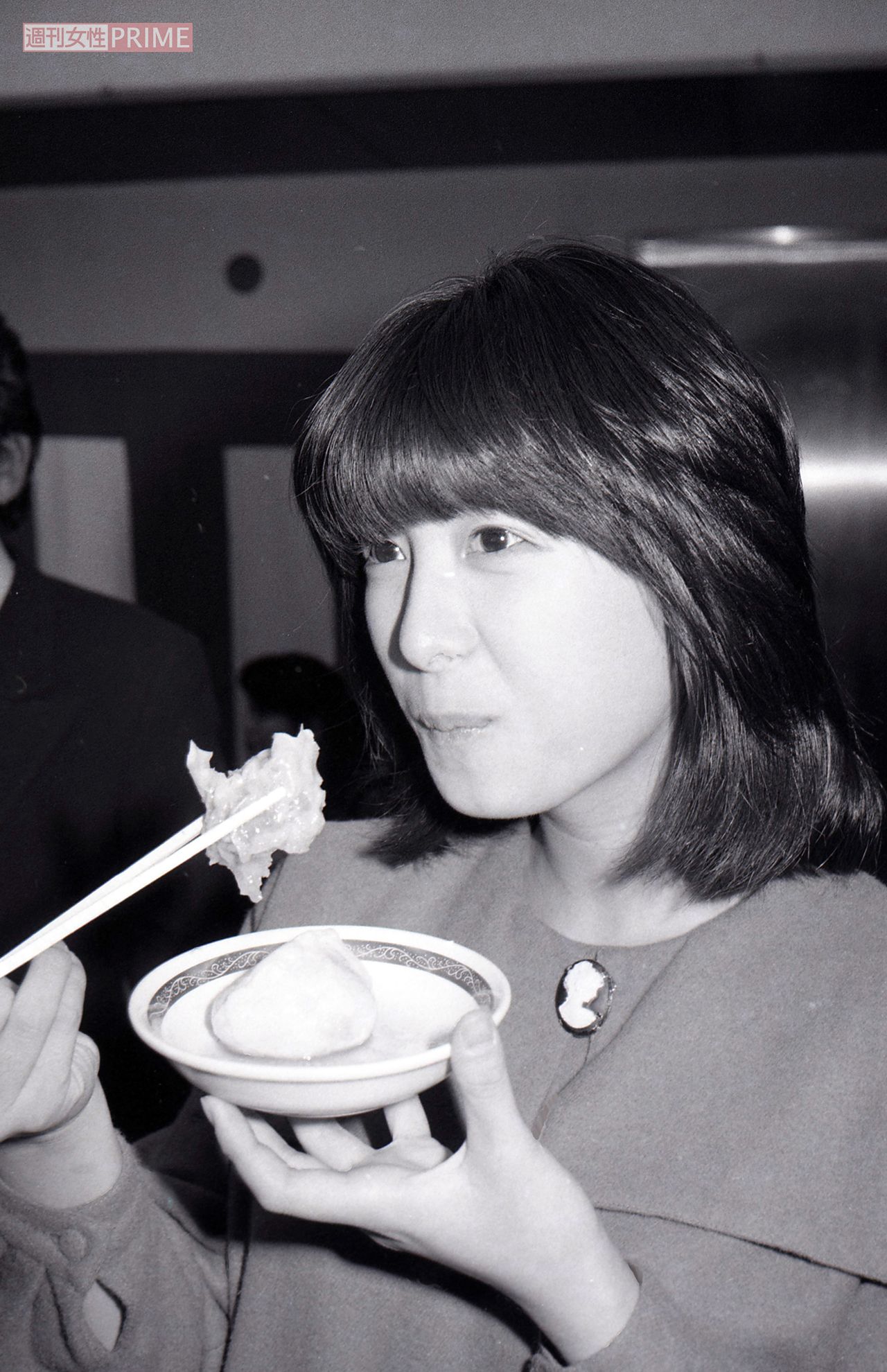 ご飯を頬張る河合奈保子