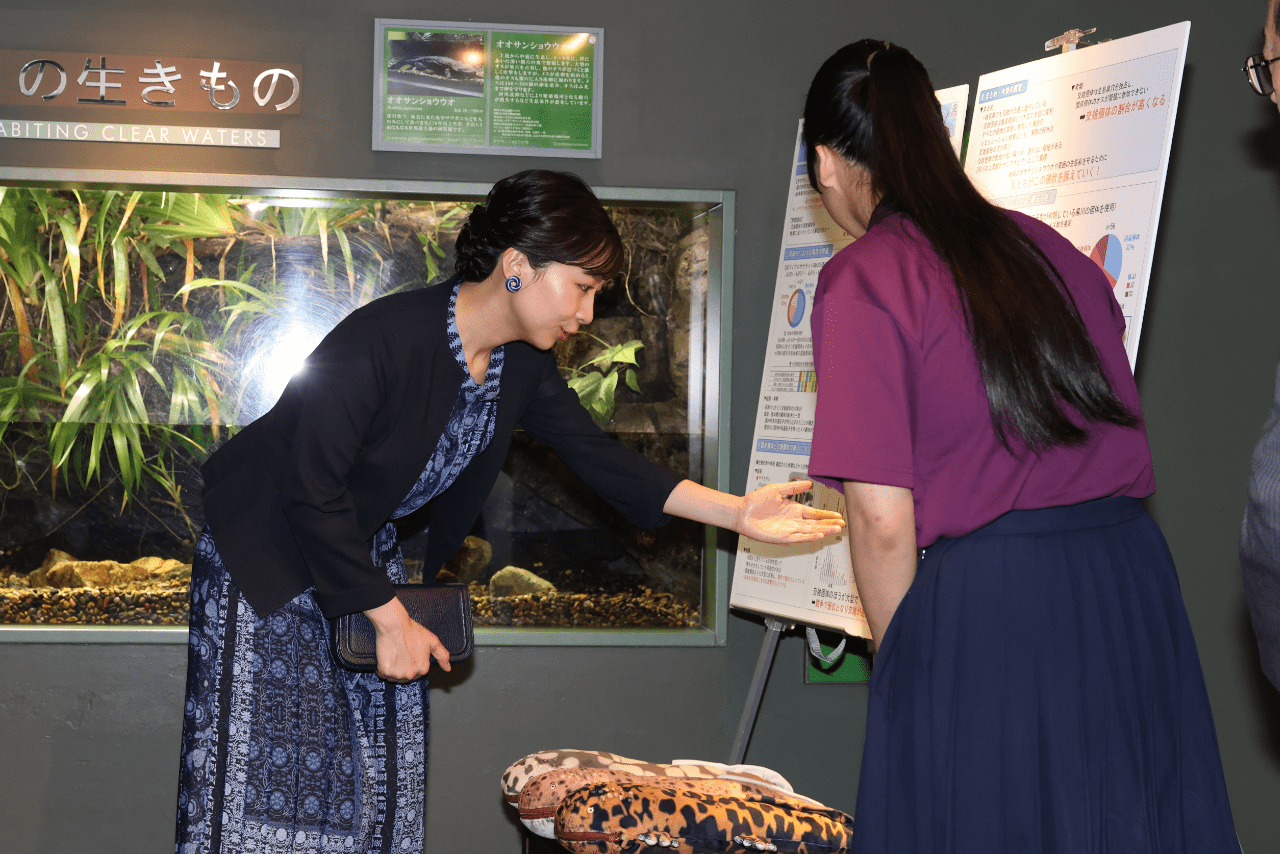 岐阜県を訪問中、オオサンショウウオの保護活動を行う高校生から説明を受ける（2025年5月20日）