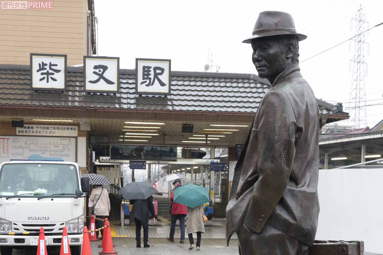 柴又の駅前に立つ寅さん像はファンたちの映えスポット