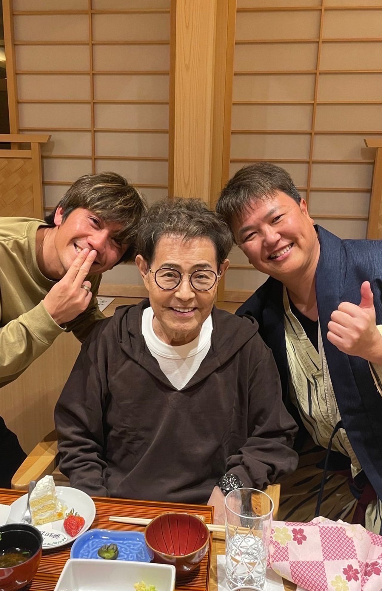 柏木選手もお祝いにかけつけてくれて、賑やかな旅の夜でした（加藤綾菜コラムより）