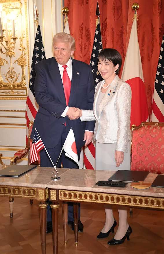 2025年10月28日、迎賓館赤坂離宮にて日米首脳会談の署名式を行ったトランプ大統領と高市早苗首相　撮影／JMPA