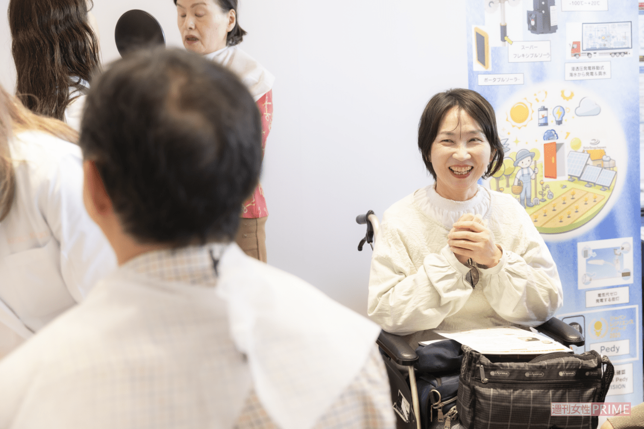 難病によって外出が減り、５年メイクを諦めていたＢさんは、夫とともにメイクを体験。お互いきれいに変身した顔を見合い、笑顔がこぼれた（撮影／矢島泰輔）