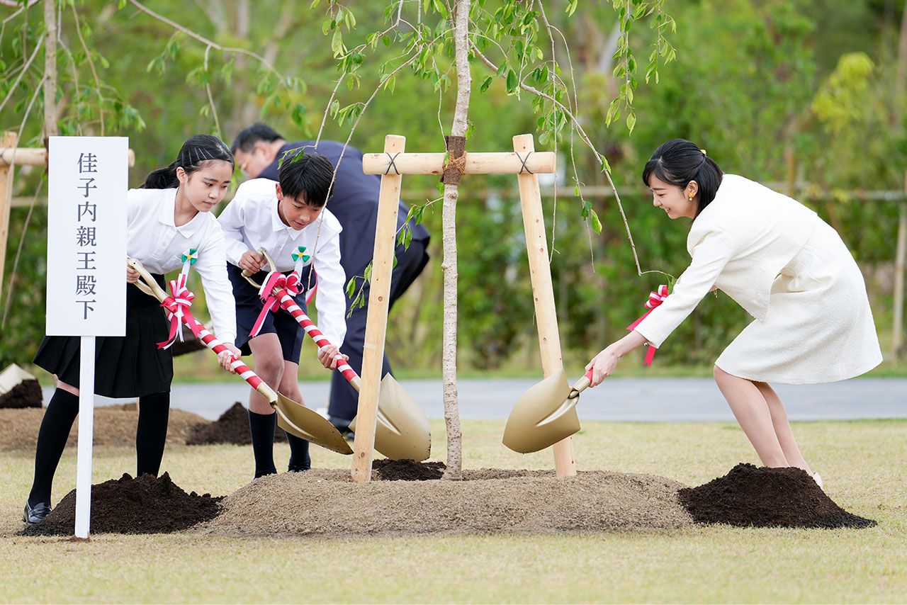仙台市内の青葉山公園で地元小学生とともにヤエベニシダレザクラを植樹された佳子さま　撮影／JMPA