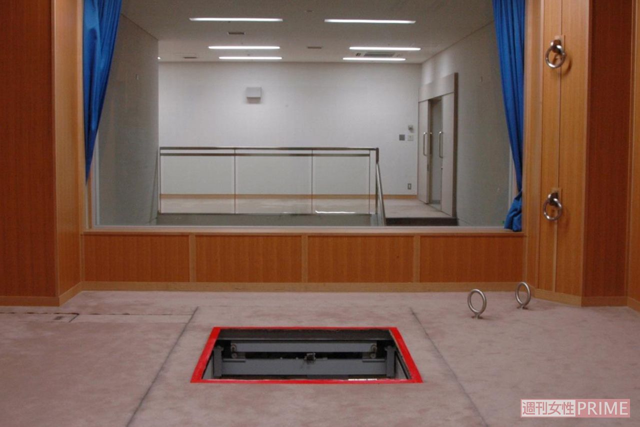 踏み板が外れた状態（執行室の写真／2010年法務省提供）