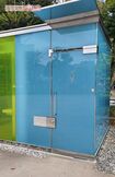 藤田ニコルが痴漢被害に遭ったという渋谷区の“透明トイレ”。中に入って鍵を閉めると不透明になる。公園では子どもが遊ぶ姿も見られた