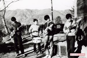 中学時代には、ビートルズの『シー・ラブズ・ユー』に衝撃を受けてバンドを結成。それが後々の太鼓に通じた