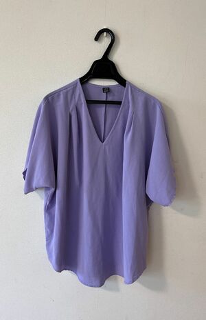 無地柄バットウイングスリーブブラウス　431円（現在品切れ中）