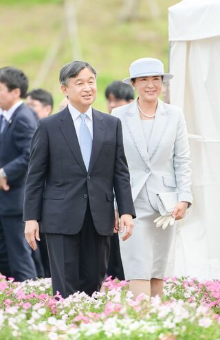 高田松原津波復興祈念公園での『第73回全国植樹祭』へ向かわれるおふたり。雅子さまは淡い水色のスーツに帽子をかぶられて　撮影／JMPA