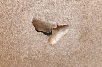 壁には穴が　※画像はイメージです