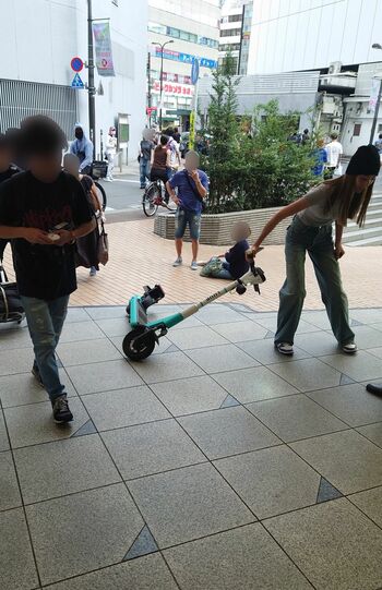 東京・池袋駅近くの歩道上で電動キックスケーターを運転中に60代の女性に衝突した直後に一般人によって投稿されたもの（Xより）