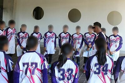 ソフト部の円陣の中心には男性顧問が（SNSより、一部加工）