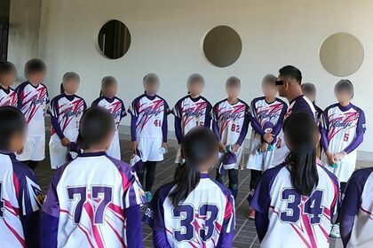 女子部員たちに檄を飛ばす男性顧問（SNSより、一部加工）