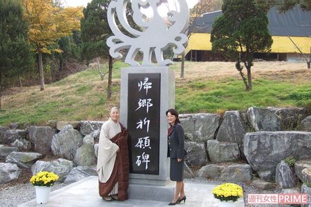 法輪寺に安置された当初、祈願碑は建てられていた。左は住職の鉉庵さん。オブジェは八咫烏（中国古代の想像の鳥）をあしらった