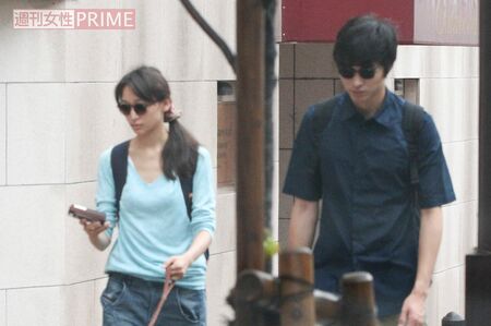 熱愛発覚後の'14年6月にデートする杏と東出。この半年後にゴールイン