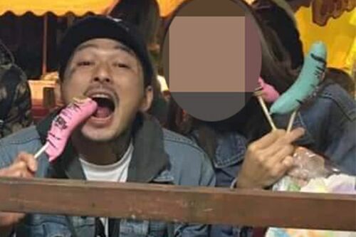 祭りに参加する平綿容疑者と彼女とみられる女性（SNSより）