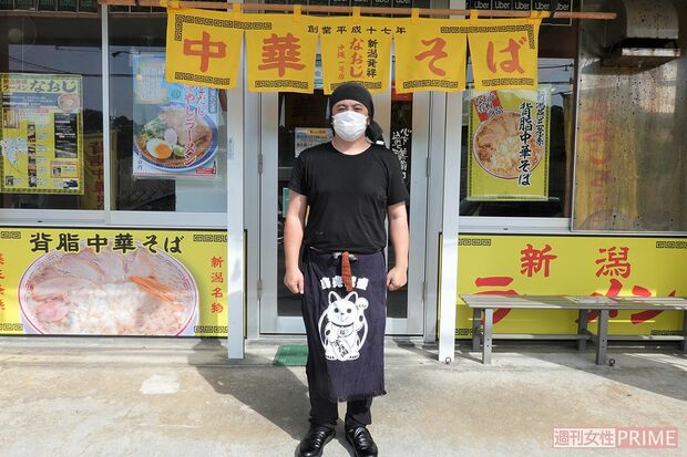 元DAPUMP・YUKINARIがオープンした『ラーメンなおじ沖縄一号店』の前で