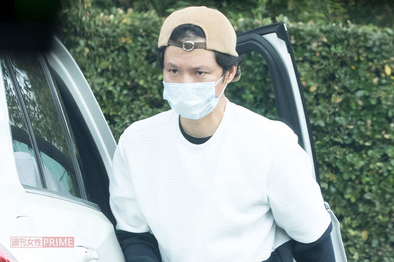 20年11月、子どもの送迎をする渡部建