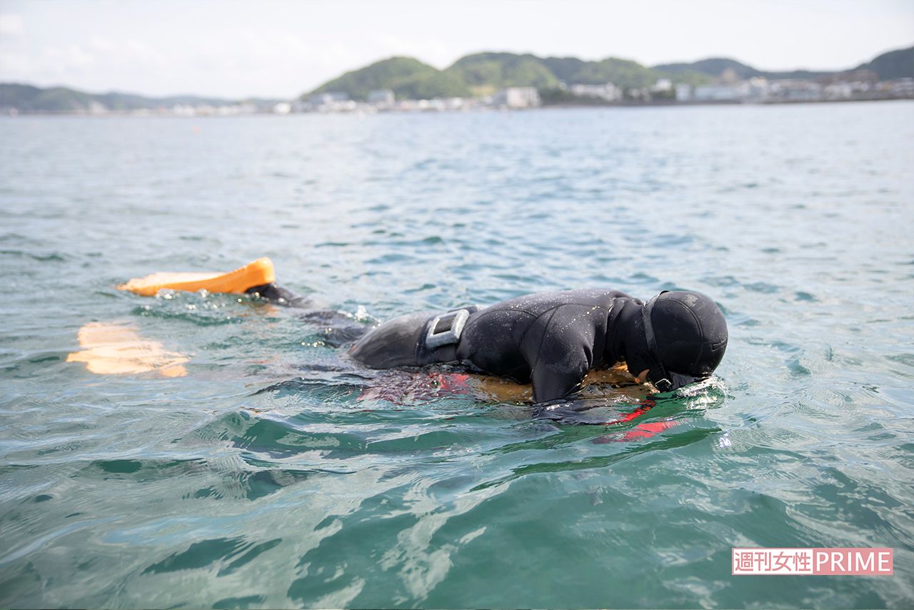 「アワビとサザエが今日の狙いです」と言って、8キロのウエイトをつけて水中に潜る晶さん。