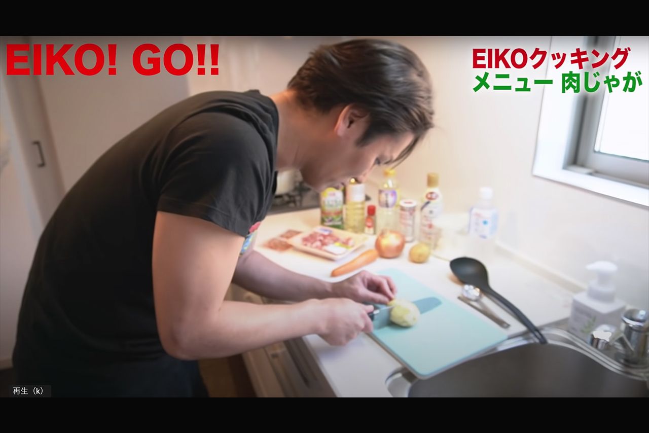 材料を“勘”でそろえ、おぼつかない手つきで食材を切るも、完成した肉じゃがはなかなかの出来（狩野英孝の公式YouTubeより）