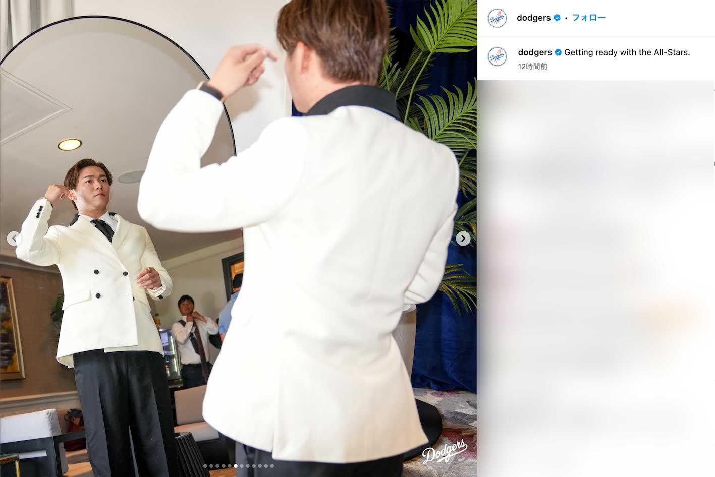 MLBオールスター戦のレッドカーペットショーに、ホテルのベルボーイ風な装いで登場した山本由伸。超高級腕時計を着用（ドジャースの公式インスタグラムより）