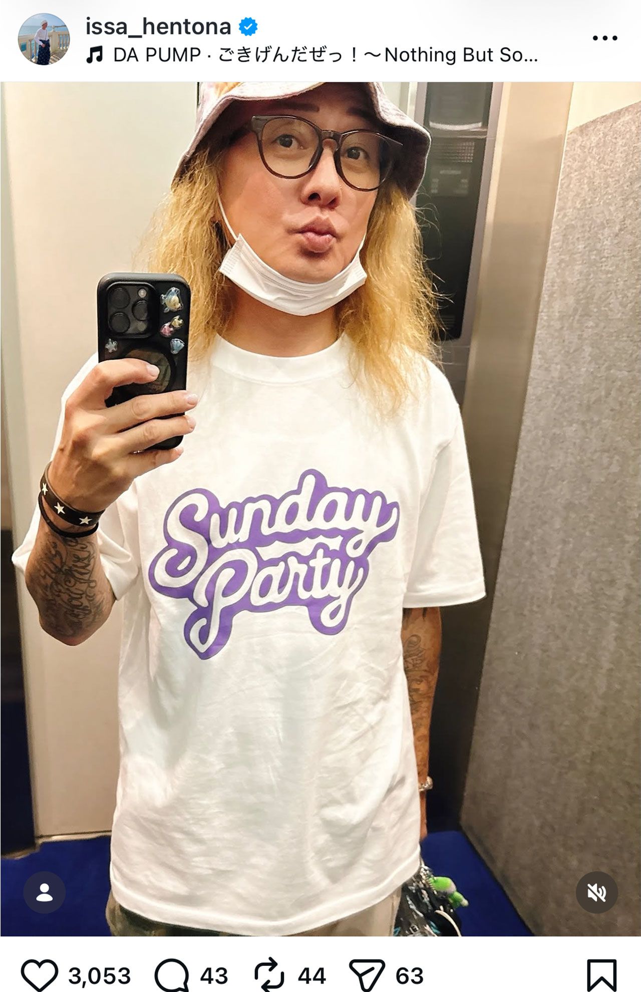 ISSのエレベーター内での自撮り写真には、両腕にタトゥーがびっしりと(公式インスタグラムより)