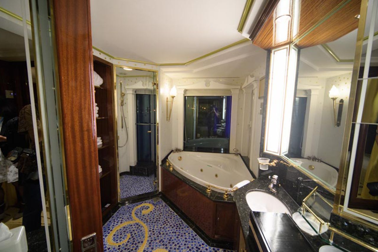 スーパースター ヴァーゴの船内（3）ジュニア・スイートのお部屋。バスルームがオーシャンビュー　撮影／渡邉智裕